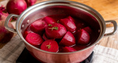 Не варю свеклу по 2 часа — хватает 15 минут: есть одна уловка при варке — выходит вкуснее, сочнее и без вони на весь дом