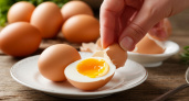 Добавьте это в воду – и скорлупа сама соскользнет с яиц, как змеиная кожа. Кулинарная хитрость, которая облегчит жизнь