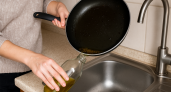 Куда нужно выливать остатки масла со сковороды: вы обязательно должны это знать