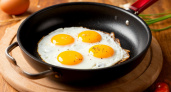 Не сало и не масло: на чём жарят яичницу опытные хозяйки — запомните эту истину раз и навсегда
