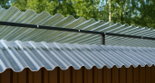 Почему прозрачный профлист вытесняет шифер: мастера переходят на него молча - 50 лет без гнили и ремонта