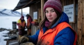 «Флиртовали даже женатые»: 22-летняя Алина — о том, каково это быть единственной девушкой на вахте в сибирской тайге