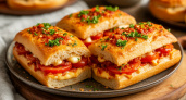 «Ленивая пицца» на скорую руку: бутерброды, которые спасают, когда гости уже на пороге