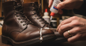 Сапожник с 40-летним стажем раскрыл секрет: как заклеить подошву солью, чтобы она не трескалась никогда