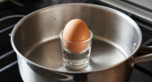 Положите яйцо в рюмку и поставьте его вариться - результат вас приятно удивит