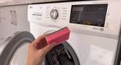 Зачем опытные хозяйки кладут губку в барабан стиральной машины во время стирки: запомните этот крутой лайфхак