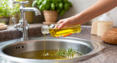 Уходя из дома, всегда заливаю подсолнечное масло в раковину - подруга дала интересный совет