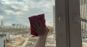 Моете окна часами, а разводы всё равно остаются: старая хитрость с уксусом решает проблему за минуты