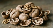 Раньше выбрасывали, а теперь собирают ведрами: зачем дачники хранят скорлупу от грецких орехов