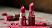 Не покупайте новую помаду: гениальный трюк визажистов поможет омолодить старый продукт