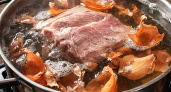 Варю мясо курицы в луковой шелухе: получается сочное, вкусное и необыкновенно красивое