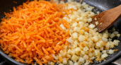 Почему лук и морковь не жарят вместе? Секрет, который раскроет вкус любого блюда