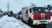 В последний день зимы кировские спасатели потушили огонь в заброшенном доме в Кирове