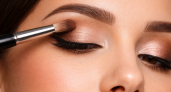 Нависшее веко больше не проблема: 5 приёмов макияжа, которые меняют форму глаз без операций