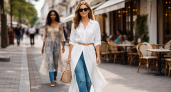 Платье поверх джинсов снова в моде: как носить тренд весны 2026, чтобы образ выглядел дорого и современно