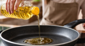 На холодную или на горячую: повара объяснили, когда добавлять масло, чтобы не испортить блюдо и сковороду