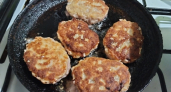 Подслушала рецепт необычно вкусных котлет у знаменитого повара, и теперь родные просят готовить только их