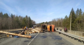 Лесовоз перевернулся и покалечил двух дорожников на трассе под Кировом