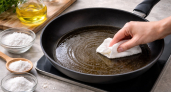 Еда пригорает к сковороде – это не повод покупать новую: три ингредиента с кухни восстанавливают антипригарный слой