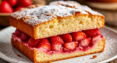 Ягоды из морозилки, тесто без миксера и никаких весов: рецепт клубничного пирога, который исчезает со стола быстрее, чем остывает чай