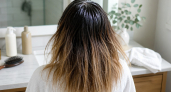 Жирные корни, ломкая длина: почему волосы быстро теряют свежесть – и какие ошибки в уходе делают кончики похожими на солому