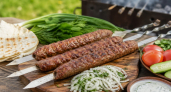 Люля-кебаб из обычного фарша, лука и специй: как приготовить его на майские праздники, чтобы не развалился и вышел сочнее шашлыка