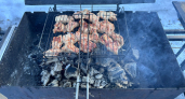 1 кг мяса + 1 кг лука + 1,5 л минералки: 2 рецепта от шеф-поваров, которые превращают индейку в нежнейший шашлык