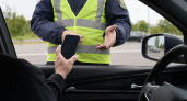 Инспектор ГАИ просит показать телефон: когда это законно, что можно не открывать и как спокойно закончить проверку