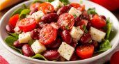 Не просто салат, а ураган вкуса: консервированная фасоль + сочные томаты + сырная стружка — рецепт на скорую руку
