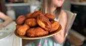 Пирожки с майской крапивой и яйцом: рецепт, который превращает сорняк в деревенский деликатес