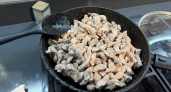 Забудьте «сначала лук»! Что бросать на сковороду первым — мясо, морковку или специи? 90% хозяек все делают неправильно