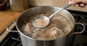 Пенка на мясном бульоне: когда её нужно снимать, как сохранить прозрачность супа и что делать, если момент закипания упущен