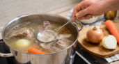 Суп получается пустым даже с хорошим мясом: какая ошибка при первом кипении делает бульон «слабым», мутным и «плоским» на вкус