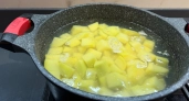 Ароматная и вкусная вареная картошка за 10 минут: что опытные повара бросают в кастрюлю, кроме соли (вы удивитесь)