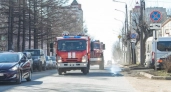 Три огнеборца тушили пожар в машине в Кировской области