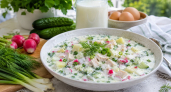 Холодный суп без колбасы и майонеза: как приготовить летнюю окрошку с курицей, овощами и лёгкой заправкой для жаркого дня