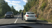 Инспектор остановил автомобиль на полосе, а водитель позади объехал его через сплошную: Верховный суд разобрал спорный манёвр