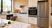 Кухню собрали красиво, а техника начала перегреваться: какие соседства нужно проверить до установки духовки и посудомойки