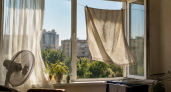 Мокрое полотенце у окна в жару: в каких условиях простой лайфхак даёт прохладу, а когда незаметно превращает комнату в баню