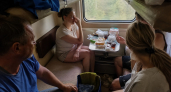 В купе пахнет едой, обувью и влажными вещами: как пассажиру пережить летнюю поездку без конфликта с соседями