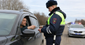 Инспектор требует выйти из машины: когда водитель обязан подчиниться, а когда можно спокойно остаться в салоне без риска протокола
