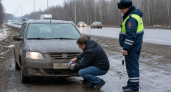 Грязь или лист на номере авто: когда обычная дорожная мелочь может закончиться спором с инспектором ГАИ и реальным риском лишения прав