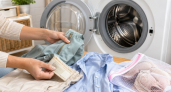 Открытая молния в барабане портит соседние вещи: зачем закрывать застёжки перед стиркой и почему с пуговицами правило работает иначе