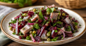 Советский салат «Сирень» снова в моде: 4 свёклы, банка горошка — и вкуснее привычной шубы