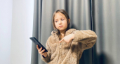 Почему нельзя постоянно носить телефон в чехле: эксперты Роскачества объяснили на пальцах