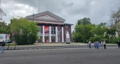 В Кирово-Чепецке появились клумбы с цветами около ДК "Дружба"