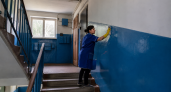 Почему в СССР стены в подъездах красили строго до половины: эта странность спасла тысячи людей