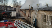 Шесть спасателей тушили загоревшиеся гаражи в Юрьянском районе