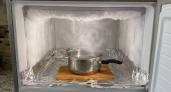 15 минут — и ледяная «шуба» исчезла: зачем хозяйки кладут фольгу в морозилку перед разморозкой