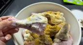 Мыла курицу перед готовкой годами зря: простой способ сделать мясо безопасным без капель воды